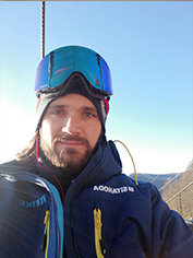 Zoboki Bálint snowboard felszerelésben, a hegyen